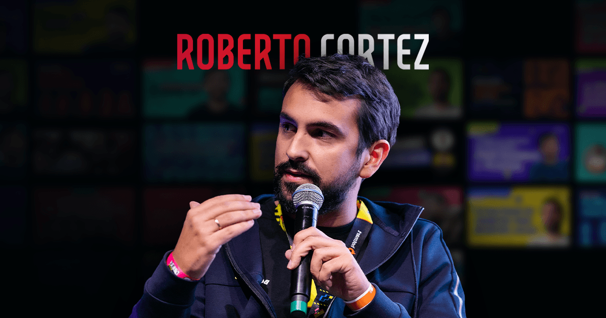 Roberto Cortez a falar num evento